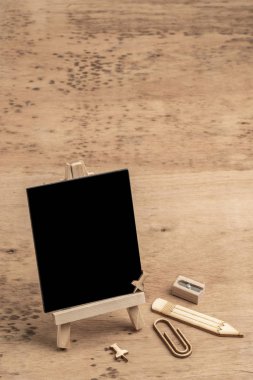masaüzerinde bir tebeşir tahtası ve kalemler ile okul şablonuna geri dön