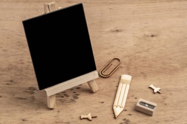 masaüzerinde bir tebeşir tahtası ve kalemler ile okul şablonuna geri dön