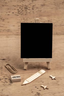 masaüzerinde bir tebeşir tahtası ve kalemler ile okul şablonuna geri dön