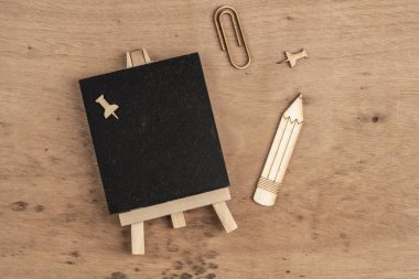 ahşap bir tebeşir tahtası ile okul şablonu geri