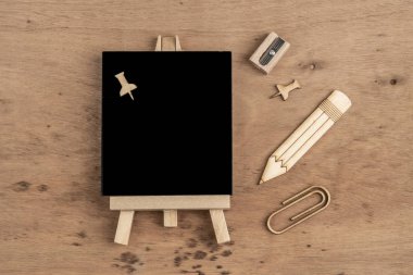 ahşap bir tebeşir tahtası ile okul şablonu geri