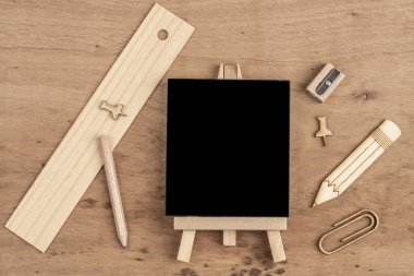 ahşap bir tebeşir tahtası ile okul şablonu geri