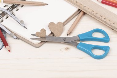 ahşap bir masa üzerinde kırtasiye ile okul şablonu geri