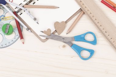 ahşap bir masa üzerinde kırtasiye ile okul şablonu geri