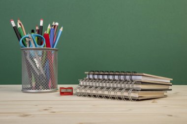 masa ove üzerinde kırtasiye ve kitap ile okul şablonu geri