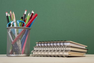 masa ove üzerinde kırtasiye ve kitap ile okul şablonu geri