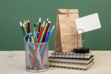 gre üzerinde kırtasiye ve öğle yemeği çantası ile okul şablonu geri