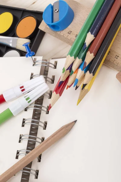 Zurück zur Schulschablone mit Schreibwaren auf weißem Papier — Stockfoto