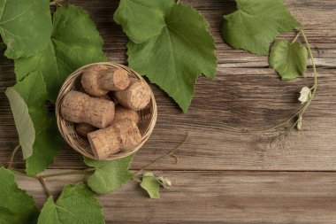 ahşap üzüm yaprakları ve şarap şişesi mantarları ile arka plan