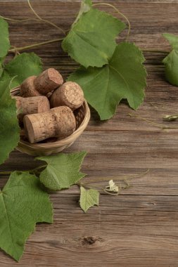 ahşap üzüm yaprakları ve şarap şişesi mantarları ile arka plan
