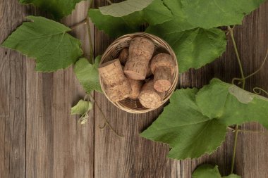 ahşap üzüm yaprakları ve şarap şişesi mantarları ile arka plan