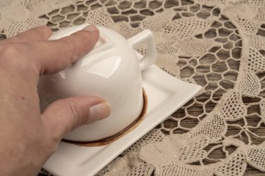 servet anlatmak için el tutan kahve fincanı