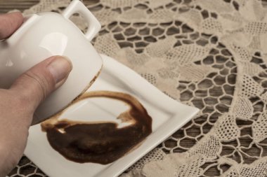 servet anlatmak için el tutan kahve fincanı