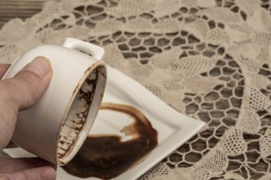 servet anlatmak için el tutan kahve fincanı