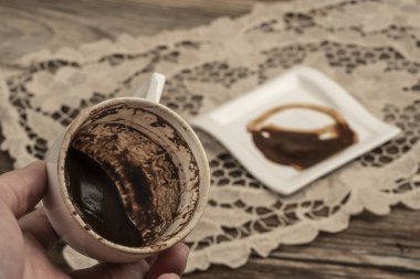 servet anlatmak için el tutan kahve fincanı