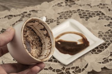 servet anlatmak için el tutan kahve fincanı