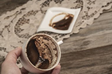 servet anlatmak için el tutan kahve fincanı