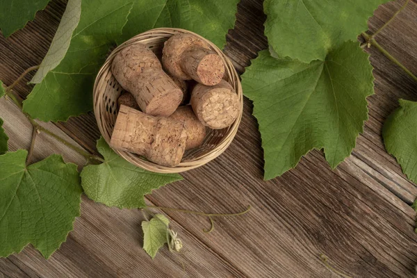 ahşap üzüm yaprakları ve şarap şişesi mantarları ile arka plan