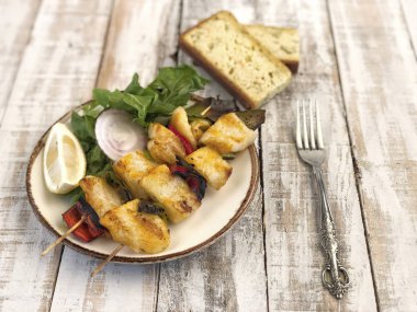 Masada salata ve mısır ekmeği ile servis edilen çarpık tek balık