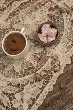 kurutulmuş gül fl ile dekore edilmiş masada kahve ve türk lokumu