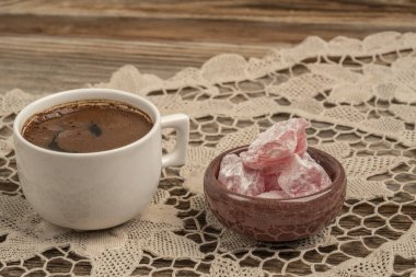 kopya alanı ile ahşap bir masa üzerinde kahve ve türk lokumu