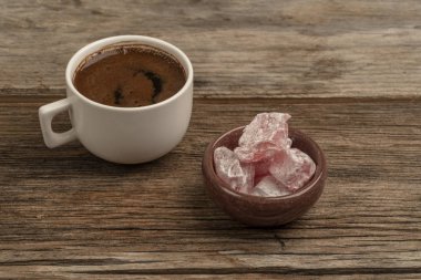 kopya alanı ile ahşap bir masa üzerinde kahve ve türk lokumu