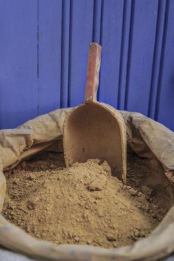 pazarda toz renk yığını