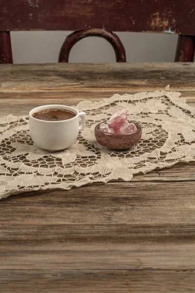 Кофе и турецкое наслаждение на деревянном столе с копировальным пространством — стоковое фото