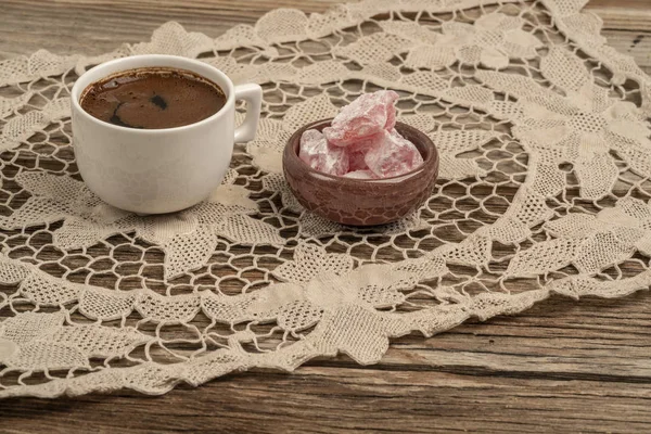 kopya alanı ile ahşap bir masa üzerinde kahve ve türk lokumu