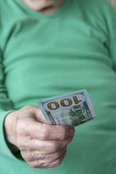 Kırışık el yüz amerikan doları banknot tutan — Stok fotoğraf