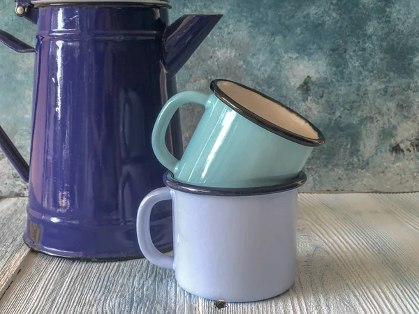 Blue colored enamel teapot and mugs on a wooden table — Stock Photo, Image