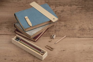 masadaki kitap yığınları ve kalemlerle okul şablonuna geri dön