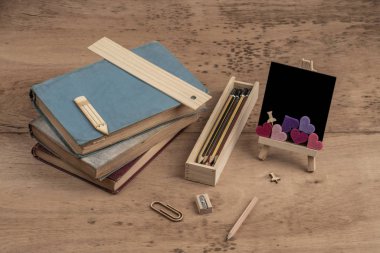 kitaplar ve sekmeüzerinde boş bir tebeşir tahtası ile okul şablonuna geri dön