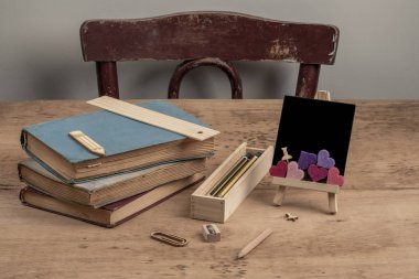 kitaplar ve sekmeüzerinde boş bir tebeşir tahtası ile okul şablonuna geri dön