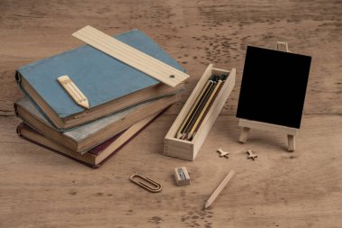 kitaplar ve sekmeüzerinde boş bir tebeşir tahtası ile okul şablonuna geri dön