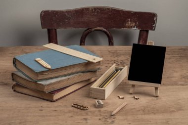 kitaplar ve sekmeüzerinde boş bir tebeşir tahtası ile okul şablonuna geri dön