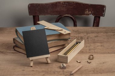 kitaplar ve sekmeüzerinde boş bir tebeşir tahtası ile okul şablonuna geri dön