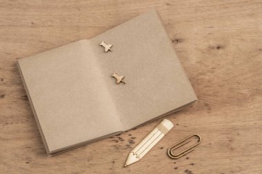 Boş defter kopya alanı ile ahşap bir masa üzerinde açıldı