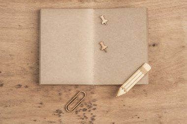Boş defter kopya alanı ile ahşap bir masa üzerinde açıldı