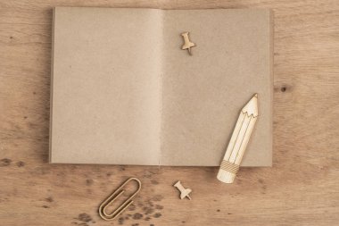 Boş defter kopya alanı ile ahşap bir masa üzerinde açıldı