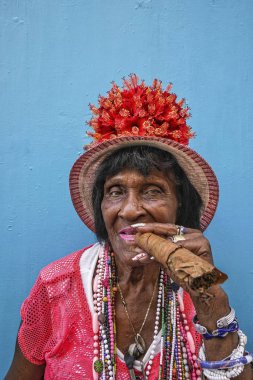 Havana, Küba'da elinde dev puro tutan Kübalı bir kadın