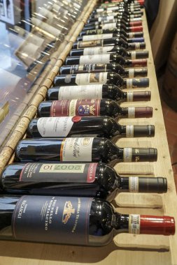 Montepulciano, İtalya - 13 Eylül 2016; İtalya'da Montepulciano, Toskana'da bir mağazada şarap şişeleri