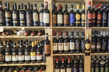 Montepulciano, İtalya - 13 Eylül 2016; İtalya'da Montepulciano, Toskana'da bir mağazada şarap şişeleri