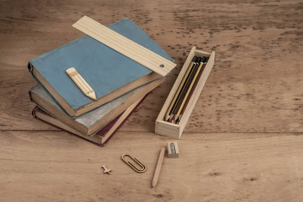 Volver a la plantilla de la escuela con pilas de libros y lápices en la mesa — Foto de Stock