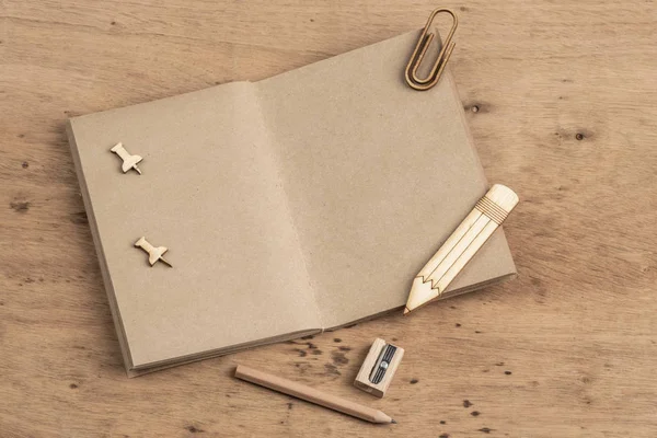 Boş defter kopya alanı ile ahşap bir masa üzerinde açıldı