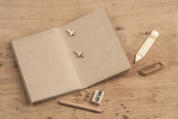 Pusty Notebook otwarty na drewnianym stole z kopią — Zdjęcie stockowe