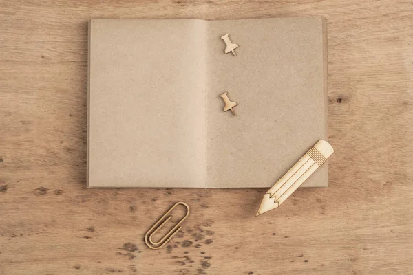 Cuaderno en blanco abierto en una mesa de madera con espacio para copiar — Foto de Stock