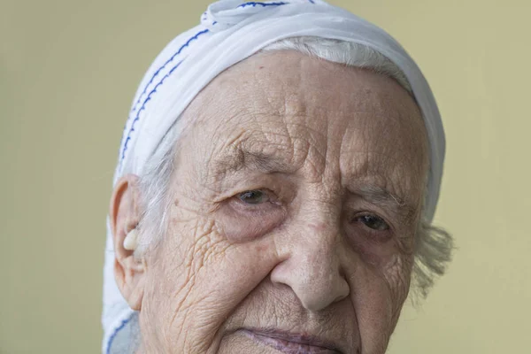 Close up rosto enrugado de uma mulher idosa pensativa — Fotografia de Stock