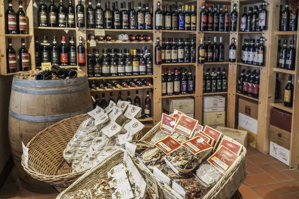П'єнца, Італія-13 вересня 2016; Винний магазин в П'єнца, Тоскана — стокове фото