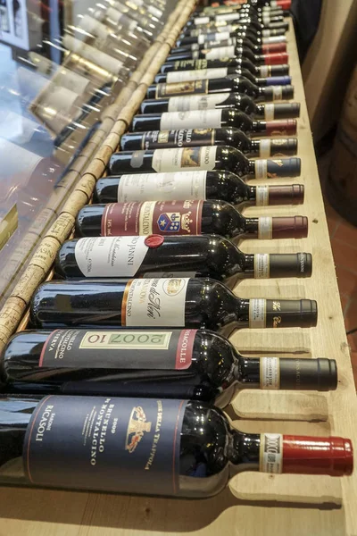 Montepulciano, İtalya - 13 Eylül 2016; İtalya'da Montepulciano, Toskana'da bir mağazada şarap şişeleri